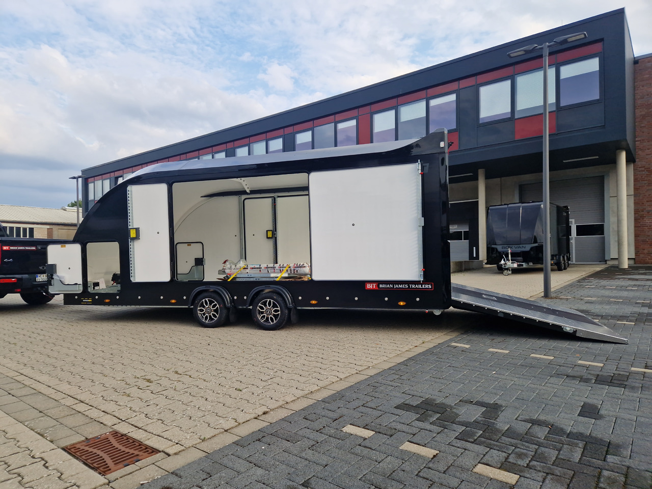 BJT Race Sport 550x210x188cm blackline E Winde Kamera 3500kg - Treiler järelhaagis: pilt 2 BJT Race Sport 550x210x188cm blackline E Winde Kamera 3500kg - Treiler järelhaagis: pilt 2