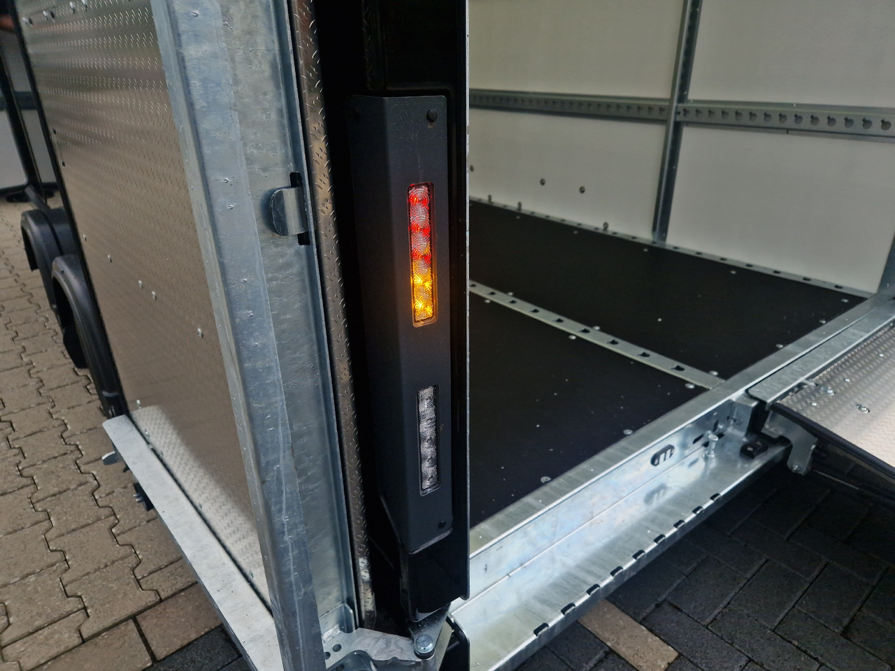BOX VAN 600-4018-27-2-12-B 400x180x200cm Seitentüren Zurrsystem GFK aero - Auto järelhaagis: pilt 5 BOX VAN 600-4018-27-2-12-B 400x180x200cm Seitentüren Zurrsystem GFK aero - Auto järelhaagis: pilt 5