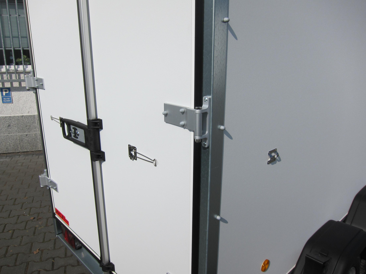 Böckmann Koffer KT 3015/20 H weiß 301x150x202cm (M) 2000kg WCF 100 km/H - Furgoonjärelhaagis: pilt 5 Böckmann Koffer KT 3015/20 H weiß 301x150x202cm (M) 2000kg WCF 100 km/H - Furgoonjärelhaagis: pilt 5