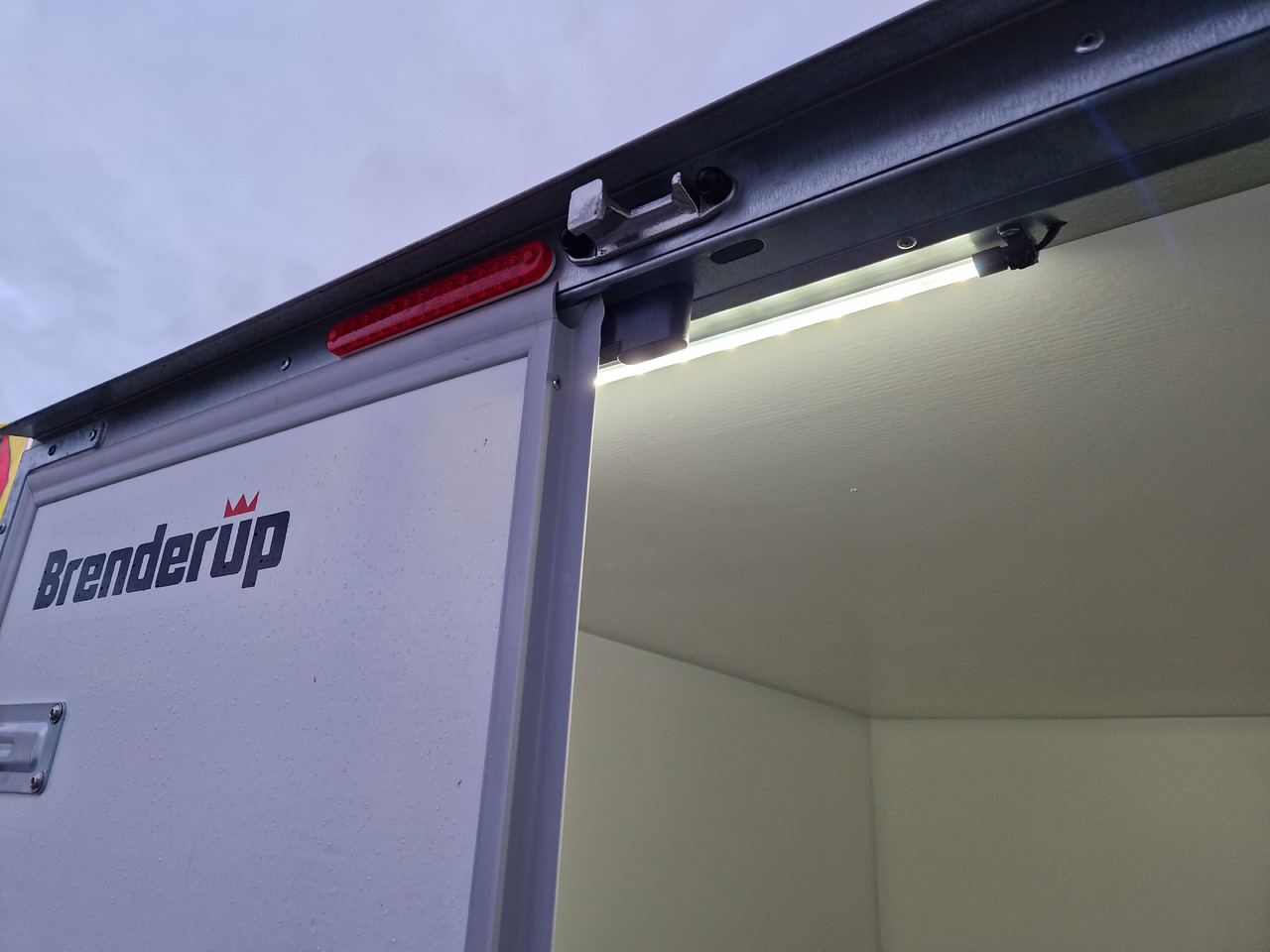 Furgoonjärelhaagis Brenderup Cargo Dynamic CD260 BD 260x150x185cm Hecktüren Wabenwände (S) 1300kg: pilt 14 Furgoonjärelhaagis Brenderup Cargo Dynamic CD260 BD 260x150x185cm Hecktüren Wabenwände (S) 1300kg: pilt 14