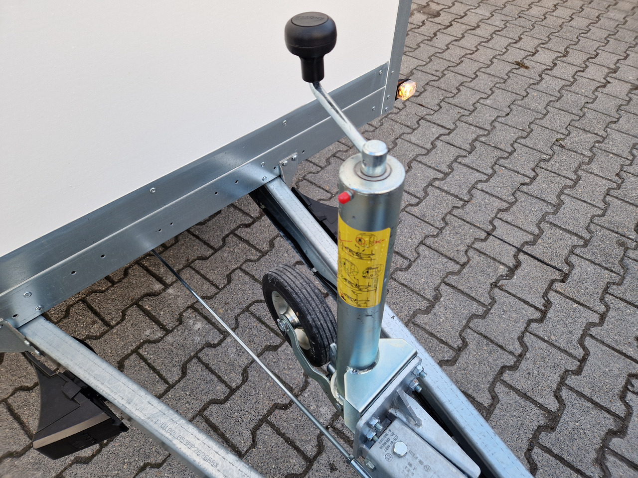 Furgoonjärelhaagis Brenderup Cargo Dynamic CD260 BD 260x150x185cm Hecktüren Wabenwände (S) 1300kg: pilt 17 Furgoonjärelhaagis Brenderup Cargo Dynamic CD260 BD 260x150x185cm Hecktüren Wabenwände (S) 1300kg: pilt 17