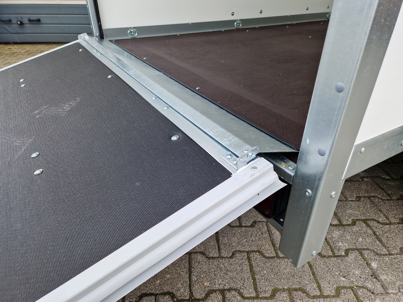 Brenderup Cargo Dynamic CD300 TB R 300x150x185cm Heckrampe Wabenwände (M) 2000kg - Furgoonjärelhaagis: pilt 5 Brenderup Cargo Dynamic CD300 TB R 300x150x185cm Heckrampe Wabenwände (M) 2000kg - Furgoonjärelhaagis: pilt 5