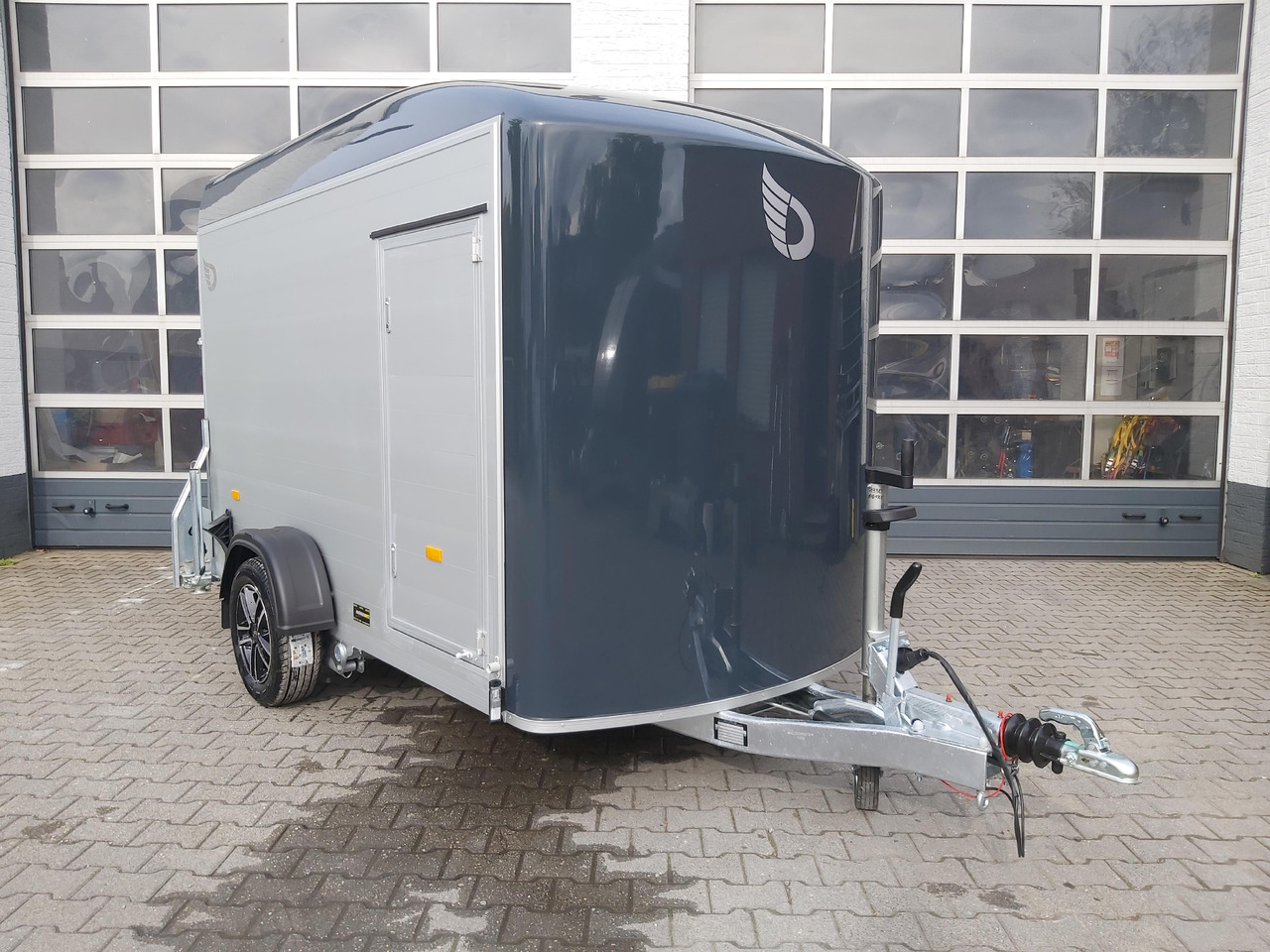 Cargo Roadster 300 300x150x184cm Alu Poly darkgrey Seitentür Alufelgen darkline 100km/H 1300kg - Furgoonjärelhaagis: pilt 1 Cargo Roadster 300 300x150x184cm Alu Poly darkgrey Seitentür Alufelgen darkline 100km/H 1300kg - Furgoonjärelhaagis: pilt 1