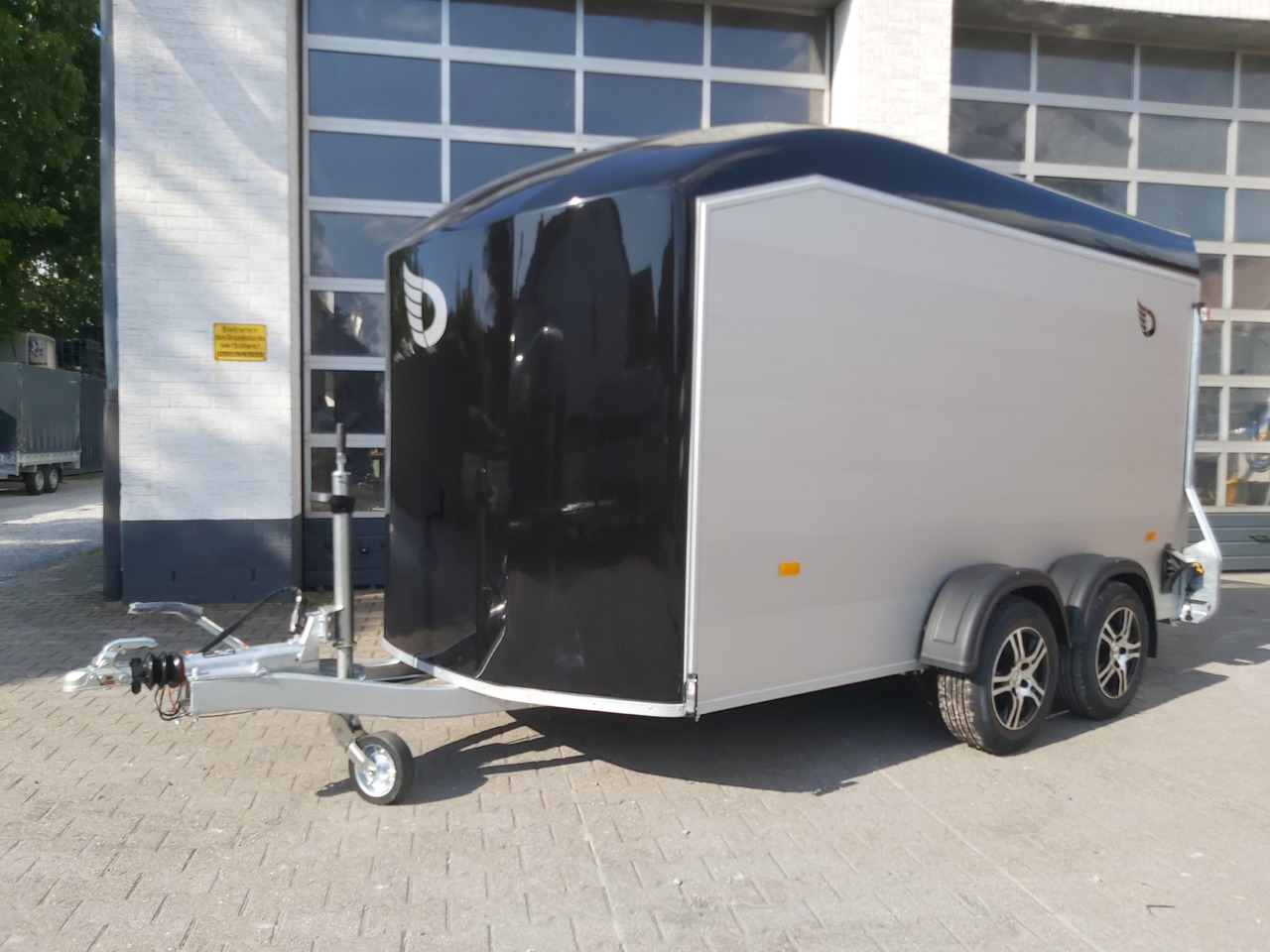Cargo Roadster 700 375x180x200cm Alu black Alufelgen 2600kg Pullman 100km Herbst Aktion Modell - Auto järelhaagis: pilt 1 Cargo Roadster 700 375x180x200cm Alu black Alufelgen 2600kg Pullman 100km Herbst Aktion Modell - Auto järelhaagis: pilt 1