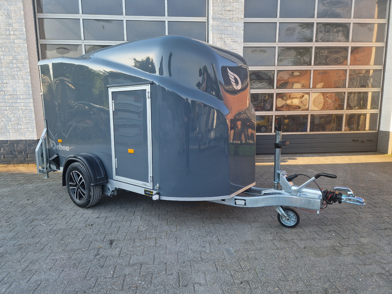Debon Cargo 1300 300x152x168cm irongrey Seitentür Alufelgen 1300kg Pullman 100kmh Modell 2024 - Furgoonjärelhaagis: pilt 1 Debon Cargo 1300 300x152x168cm irongrey Seitentür Alufelgen 1300kg Pullman 100kmh Modell 2024 - Furgoonjärelhaagis: pilt 1
