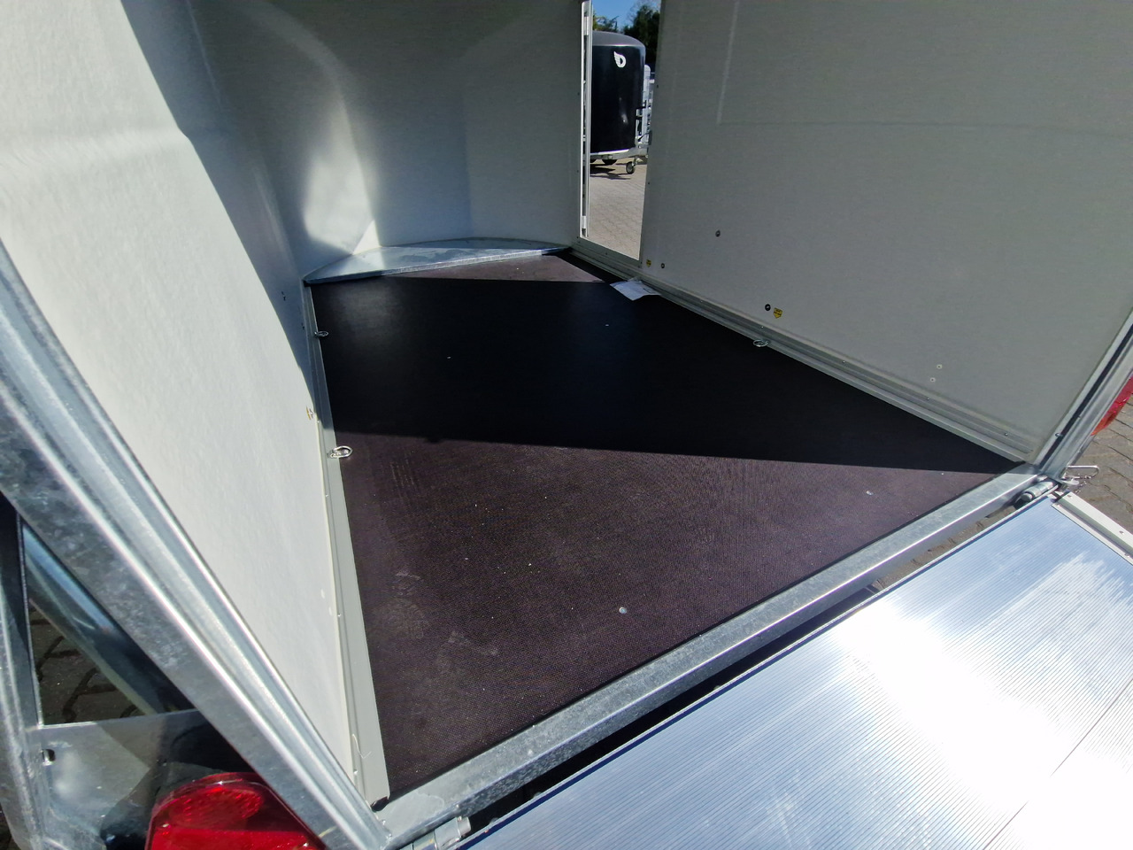 Debon Cargo 1300 300x152x168cm royal blau Seitentür Alufelgen Pullman 1300kg 100km/H Modell 2025 - Auto järelhaagis: pilt 4 Debon Cargo 1300 300x152x168cm royal blau Seitentür Alufelgen Pullman 1300kg 100km/H Modell 2025 - Auto järelhaagis: pilt 4