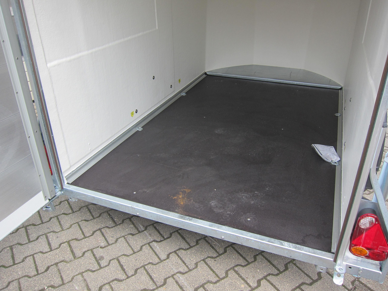 Debon Cargo 1300 300x152x168cm white Alufelgen darkline aerodynamik Pullman II 100km/H 1300kg - Furgoonjärelhaagis: pilt 4 Debon Cargo 1300 300x152x168cm white Alufelgen darkline aerodynamik Pullman II 100km/H 1300kg - Furgoonjärelhaagis: pilt 4