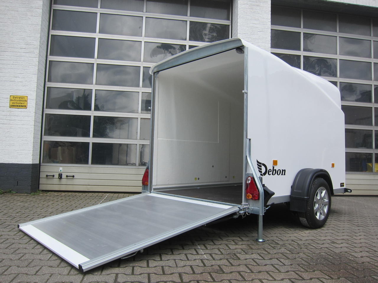 Debon Cargo 1300 300x152x168cm white Alufelgen darkline aerodynamik Pullman II 100km/H 1300kg - Furgoonjärelhaagis: pilt 2 Debon Cargo 1300 300x152x168cm white Alufelgen darkline aerodynamik Pullman II 100km/H 1300kg - Furgoonjärelhaagis: pilt 2