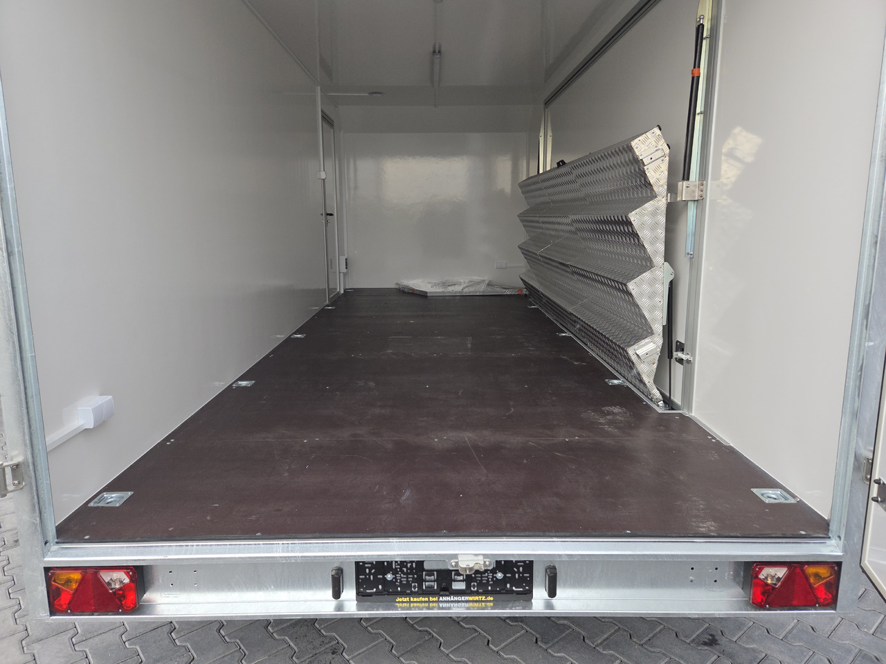Event Trailer Koffer TWSP M 600T.01 600x230x210 Seitenklappe Treppe Hecktüren 230V 3000kg - Toitlustus haagis: pilt 5 Event Trailer Koffer TWSP M 600T.01 600x230x210 Seitenklappe Treppe Hecktüren 230V 3000kg - Toitlustus haagis: pilt 5