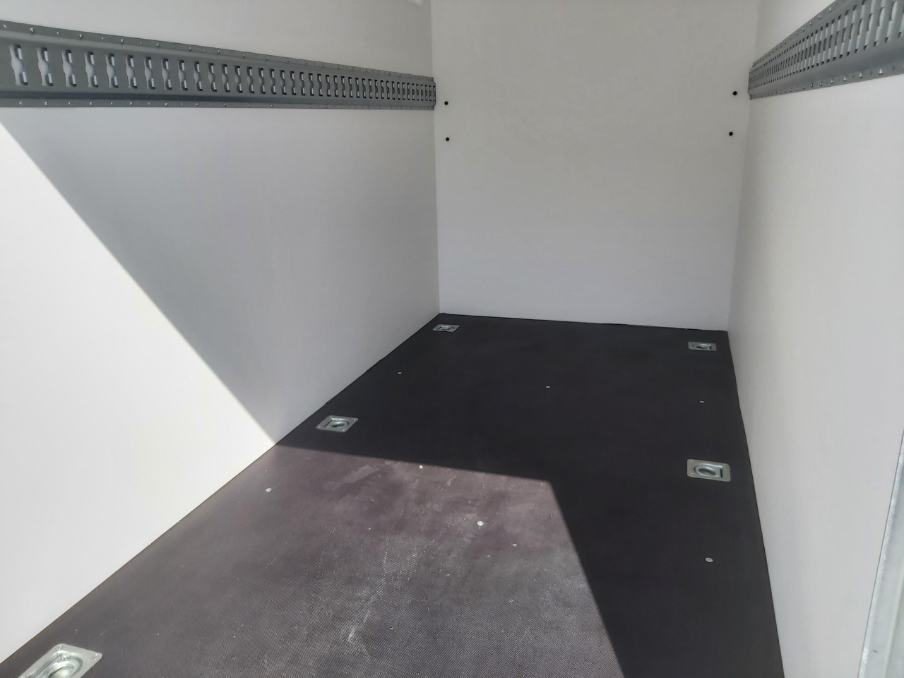 Kargo TFD 250.00 250x125x150cm Zurrsystem Heckrampe (S) 100km/H 750kg - Mootorratta haagis: pilt 4 Kargo TFD 250.00 250x125x150cm Zurrsystem Heckrampe (S) 100km/H 750kg - Mootorratta haagis: pilt 4