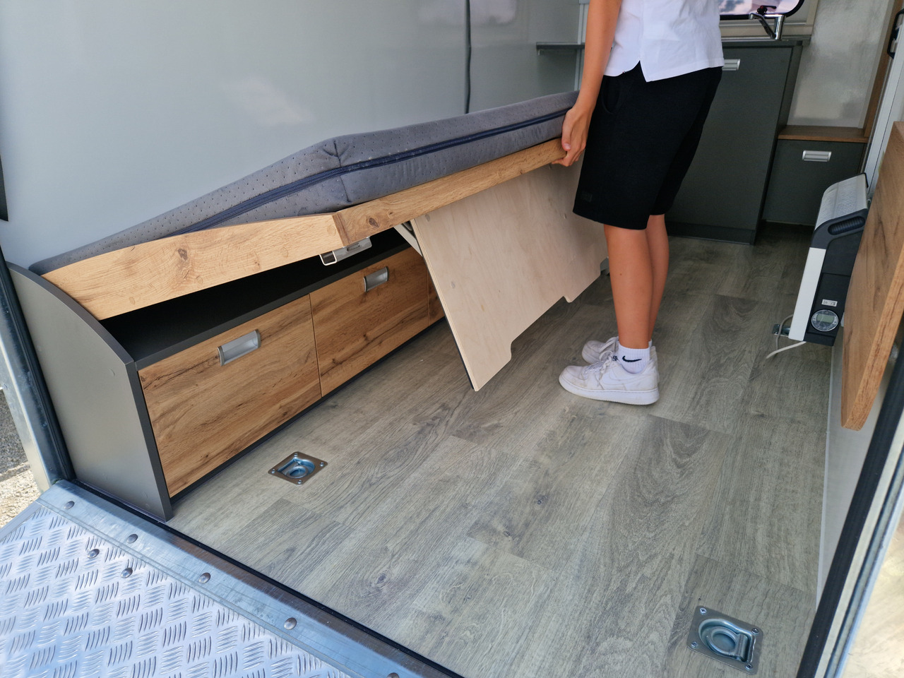 Haagissuvila Koffer Camp TFS ST 320.01 320x150x180cm Premium Rampe Seitentür Fenster Bett 1300kg 100km/H: pilt 7