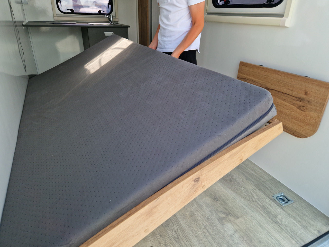 Haagissuvila Koffer Camp TFS ST 320.01 320x150x180cm Premium Rampe Seitentür Fenster Bett 1300kg 100km/H: pilt 8