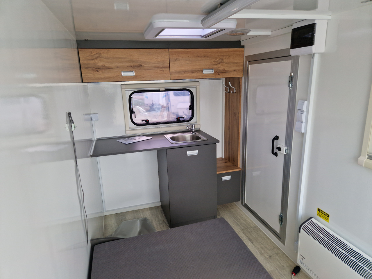 Haagissuvila Koffer Camp TFS ST 320.01 320x150x180cm Premium Rampe Seitentür Fenster Bett 1300kg 100km/H: pilt 6