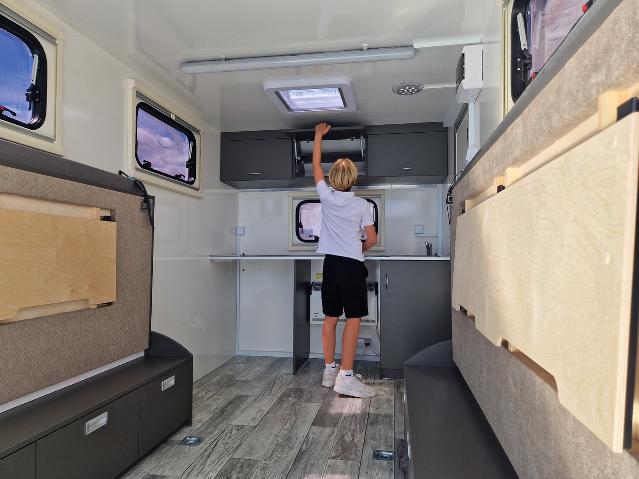 Koffer Camp TFS ST 360.01 360x180x190cm Premium Heckrampe Fenster Bett 1500kg 100km/H - Auto järelhaagis: pilt 1 Koffer Camp TFS ST 360.01 360x180x190cm Premium Heckrampe Fenster Bett 1500kg 100km/H - Auto järelhaagis: pilt 1