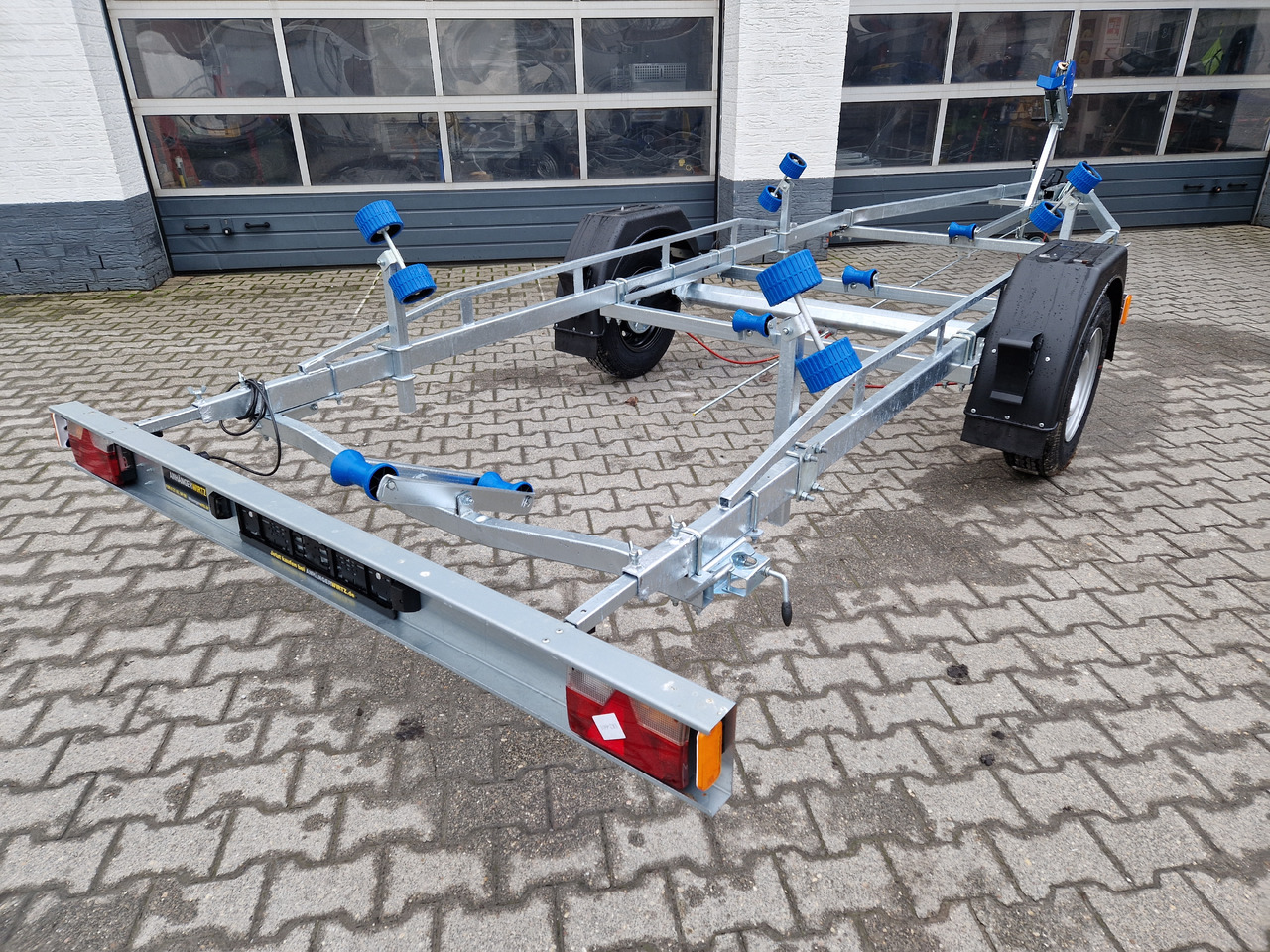 Neptun Bootstrailer Navy GN 231 1300 mit Winde 1300kg Modell 2024 - Paadihaagis: pilt 1 Neptun Bootstrailer Navy GN 231 1300 mit Winde 1300kg Modell 2024 - Paadihaagis: pilt 1