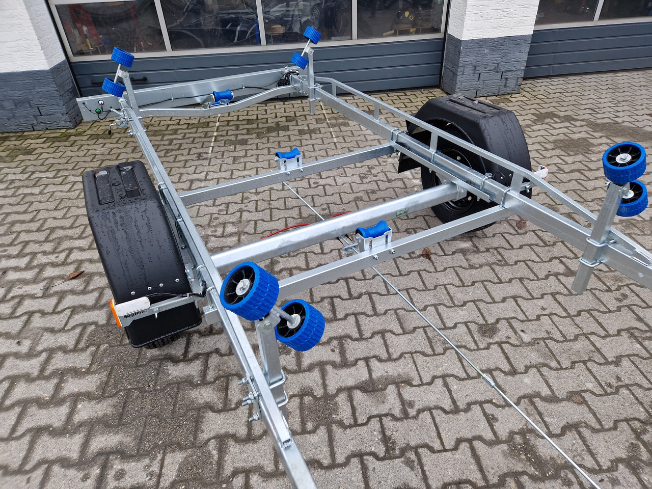 Neptun Bootstrailer Navy GN 231 1300 mit Winde 1300kg Modell 2024 - Paadihaagis: pilt 4 Neptun Bootstrailer Navy GN 231 1300 mit Winde 1300kg Modell 2024 - Paadihaagis: pilt 4