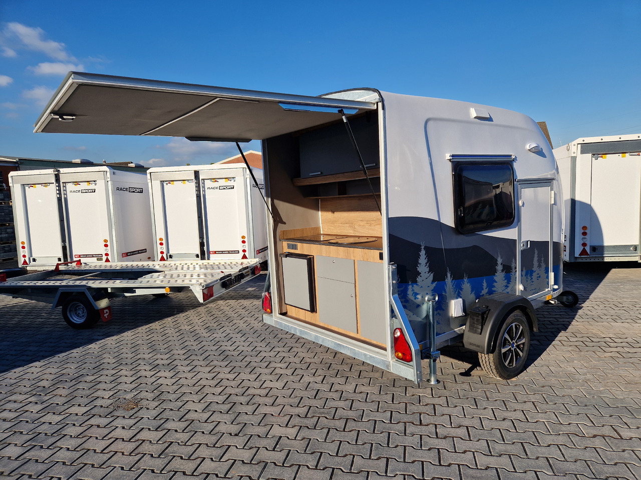 Niki Life aerodynamischer Koffer F1334HL 340x150x170cm Camp Möbel Heckküche 1300kg 100km Abverkauf - Auto järelhaagis: pilt 3 Niki Life aerodynamischer Koffer F1334HL 340x150x170cm Camp Möbel Heckküche 1300kg 100km Abverkauf - Auto järelhaagis: pilt 3