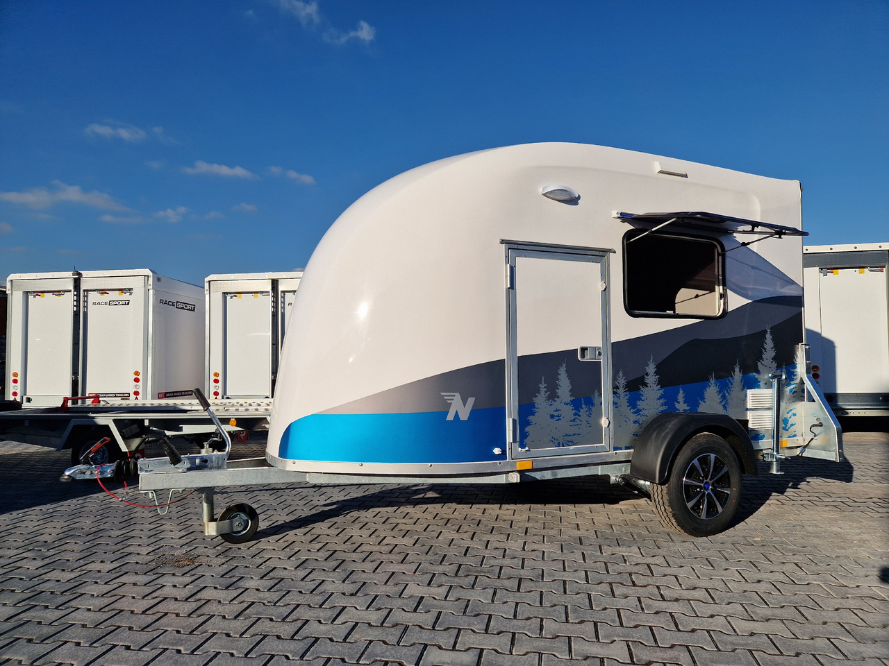Niki Life aerodynamischer Koffer F1334HL 340x150x170cm Camp Möbel Heckküche 1300kg 100km Abverkauf - Auto järelhaagis: pilt 1 Niki Life aerodynamischer Koffer F1334HL 340x150x170cm Camp Möbel Heckküche 1300kg 100km Abverkauf - Auto järelhaagis: pilt 1