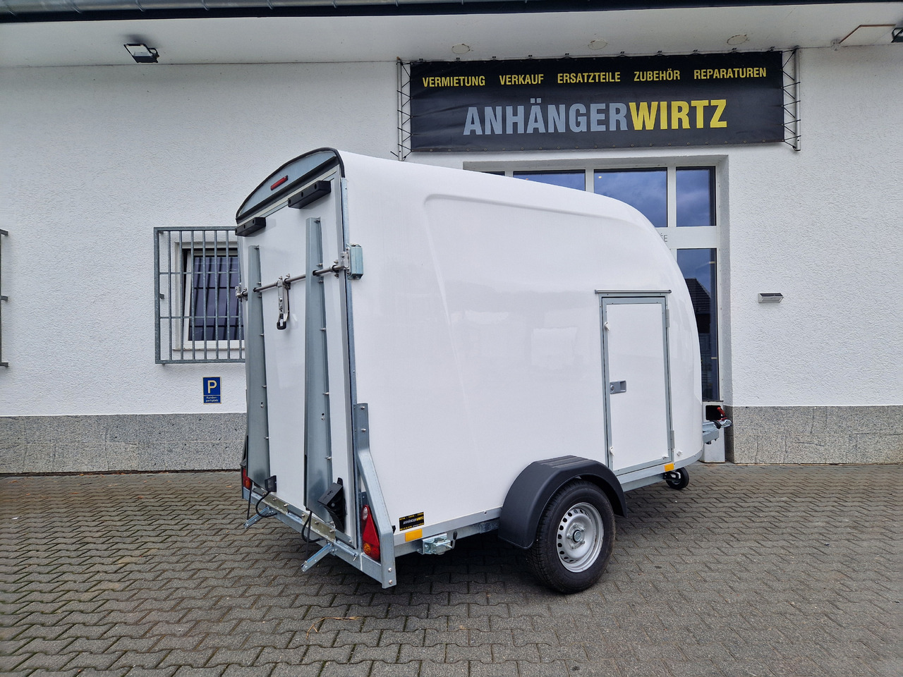 Niki aerodynamischer Koffer F1334HL 340x150x170cm Seitentür Heckrampe (L) 1300kg 100km/H black deal - Furgoonjärelhaagis: pilt 4 Niki aerodynamischer Koffer F1334HL 340x150x170cm Seitentür Heckrampe (L) 1300kg 100km/H black deal - Furgoonjärelhaagis: pilt 4