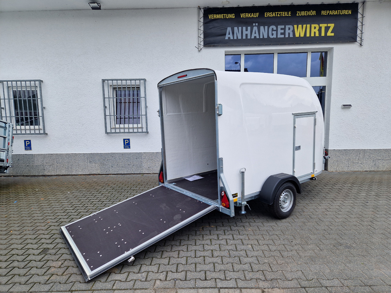 Niki aerodynamischer Koffer F1334HL 340x150x170cm Seitentür Heckrampe (L) 1300kg 100km/H black deal - Furgoonjärelhaagis: pilt 1 Niki aerodynamischer Koffer F1334HL 340x150x170cm Seitentür Heckrampe (L) 1300kg 100km/H black deal - Furgoonjärelhaagis: pilt 1