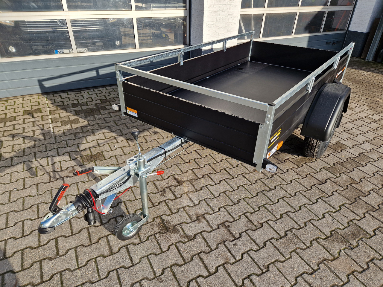 Saris Anhänger DV135 McAlu Pro MP 255x133x43cm blackline (S) 1350kg black deal Aktion - Auto järelhaagis: pilt 1 Saris Anhänger DV135 McAlu Pro MP 255x133x43cm blackline (S) 1350kg black deal Aktion - Auto järelhaagis: pilt 1