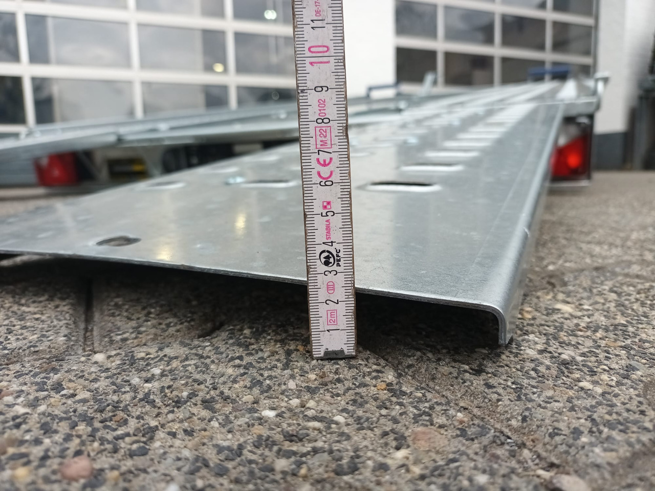 Saris Cartrailer AT 401 202 2700 2 K easyload ankippbar Rampen Fahrschienen Radstop 2700kg 100km/H - Treiler järelhaagis: pilt 4 Saris Cartrailer AT 401 202 2700 2 K easyload ankippbar Rampen Fahrschienen Radstop 2700kg 100km/H - Treiler järelhaagis: pilt 4