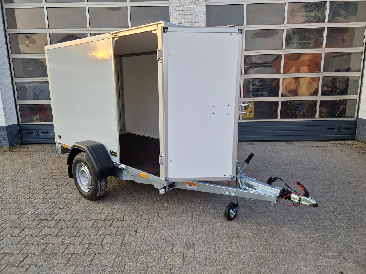 Saris Koffer GO 256 134 1350 1 GFK grau Seitentür (S) 1300kg Modell 2024 - Furgoonjärelhaagis: pilt 3 Saris Koffer GO 256 134 1350 1 GFK grau Seitentür (S) 1300kg Modell 2024 - Furgoonjärelhaagis: pilt 3