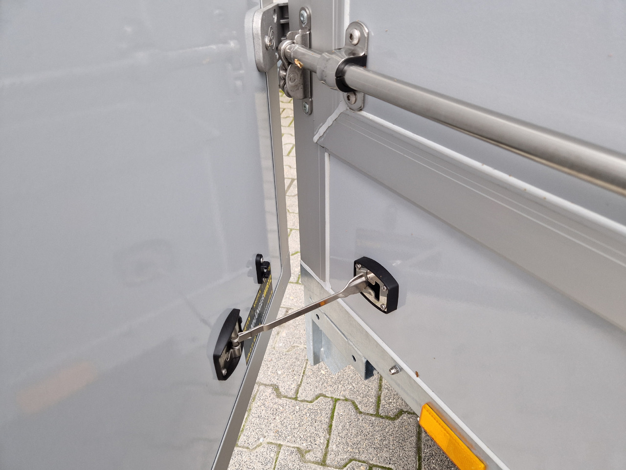 Furgoonjärelhaagis Saris Koffer GO 306 154 180 2000 2 306x154x180cm GFK grau Seitenklappe (M) 2000kg Modell 2024: pilt 8