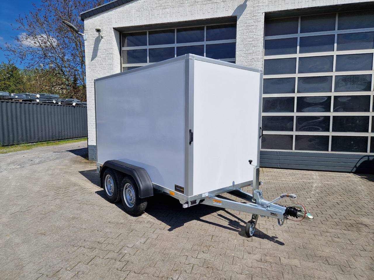 Saris Koffer GO 306 154 180 2700 2 306x154x180cm GFK weiß (M) 2700kg - Furgoonjärelhaagis: pilt 2 Saris Koffer GO 306 154 180 2700 2 306x154x180cm GFK weiß (M) 2700kg - Furgoonjärelhaagis: pilt 2