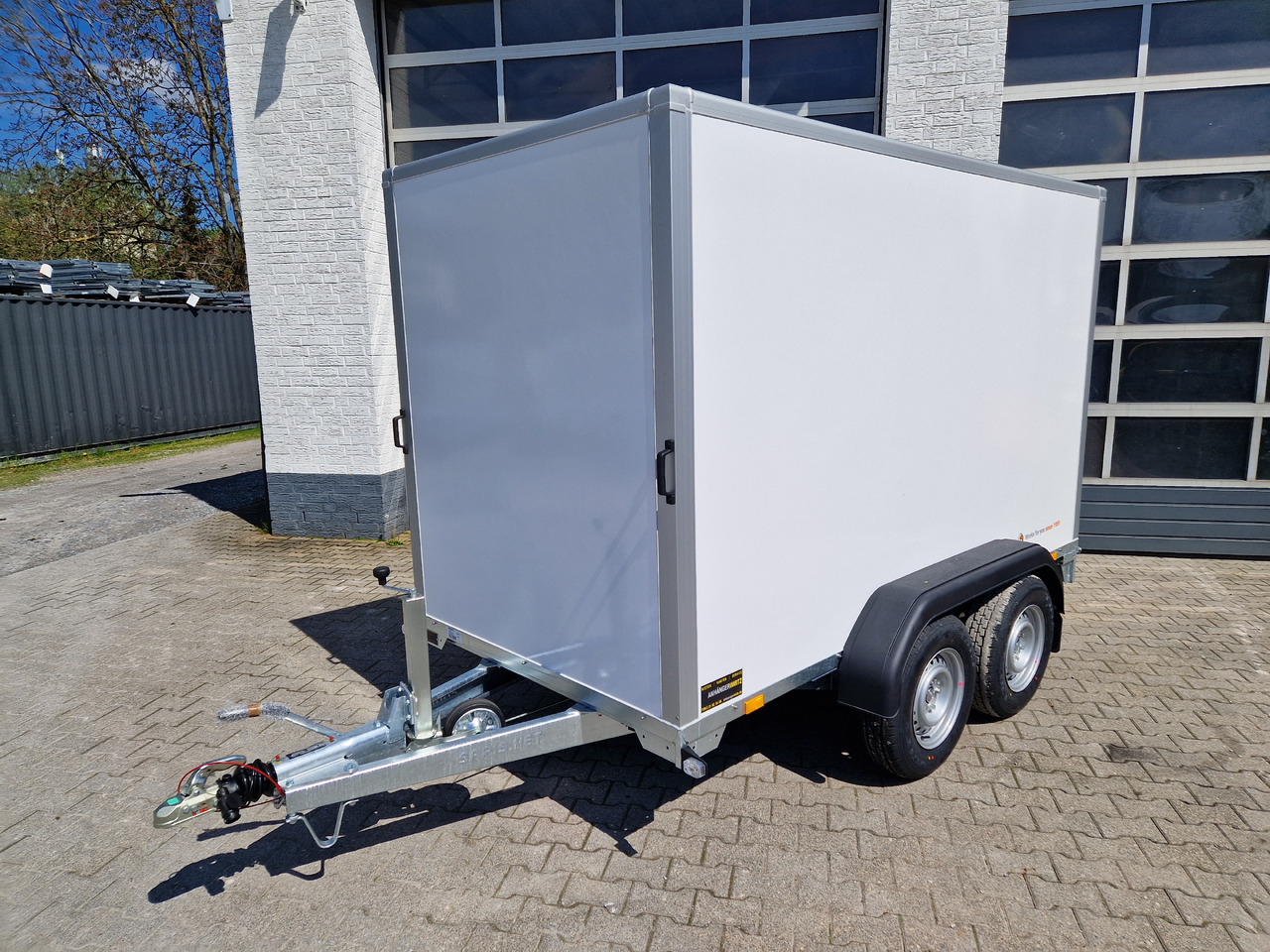Saris Koffer GO 306 154 180 2700 2 306x154x180cm GFK weiß (M) 2700kg - Furgoonjärelhaagis: pilt 1 Saris Koffer GO 306 154 180 2700 2 306x154x180cm GFK weiß (M) 2700kg - Furgoonjärelhaagis: pilt 1