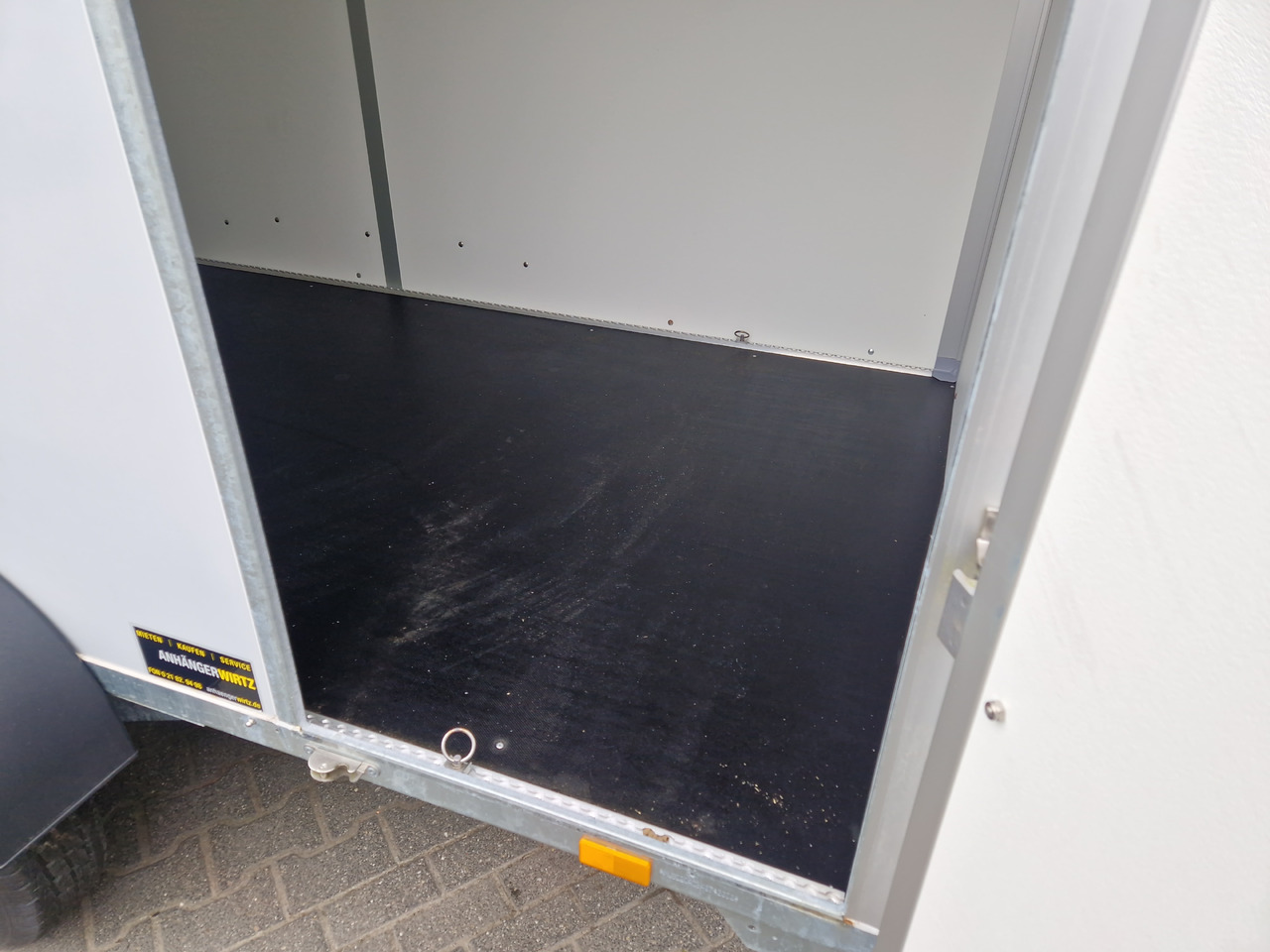 Saris Koffer GO 356 169 200 2700 2 356x169x200cm Hecktüren Seitentür grau GFK (L) 2700kg - Furgoonjärelhaagis: pilt 4 Saris Koffer GO 356 169 200 2700 2 356x169x200cm Hecktüren Seitentür grau GFK (L) 2700kg - Furgoonjärelhaagis: pilt 4