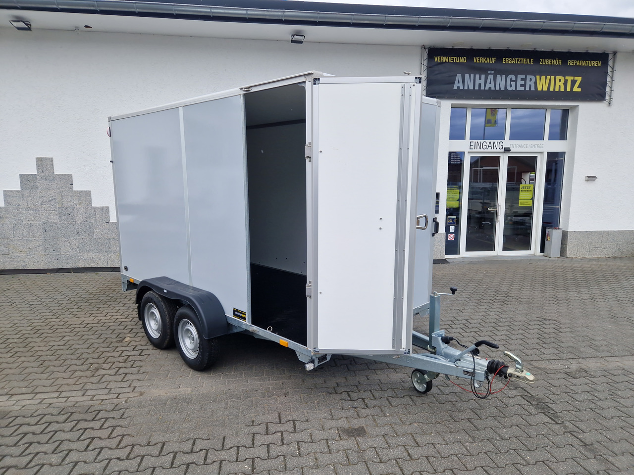 Saris Koffer GO 356 169 200 2700 2 356x169x200cm Hecktüren Seitentür grau GFK (L) 2700kg - Furgoonjärelhaagis: pilt 1 Saris Koffer GO 356 169 200 2700 2 356x169x200cm Hecktüren Seitentür grau GFK (L) 2700kg - Furgoonjärelhaagis: pilt 1