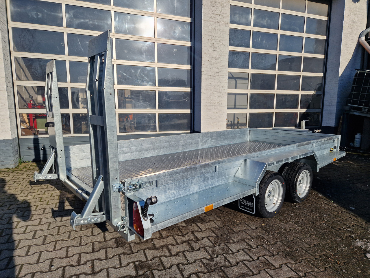 Saris Magnum MAXX 3500 406x182x30cm force one Rampen Schaufelablage 100km/H 3500kg Januar Aktion - Ehitustehnika haagis: pilt 2 Saris Magnum MAXX 3500 406x182x30cm force one Rampen Schaufelablage 100km/H 3500kg Januar Aktion - Ehitustehnika haagis: pilt 2