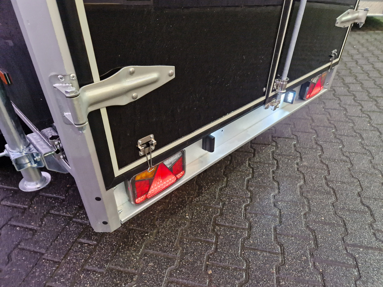 Variant 2005 C3 Edition black 302x168x188cm Alufelgen dark 100km/H 2000kg Modell 2024 - Furgoonjärelhaagis: pilt 2 Variant 2005 C3 Edition black 302x168x188cm Alufelgen dark 100km/H 2000kg Modell 2024 - Furgoonjärelhaagis: pilt 2