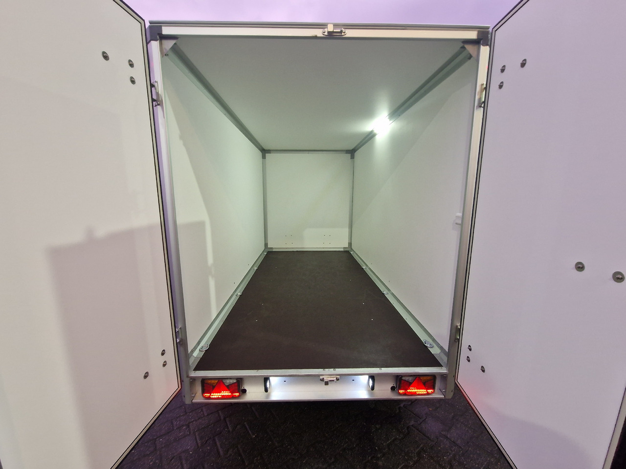 Variant 2517 C4 Edition black 346x168x188cm Alufelgen 2500kg 100 km/H - Furgoonjärelhaagis: pilt 3 Variant 2517 C4 Edition black 346x168x188cm Alufelgen 2500kg 100 km/H - Furgoonjärelhaagis: pilt 3