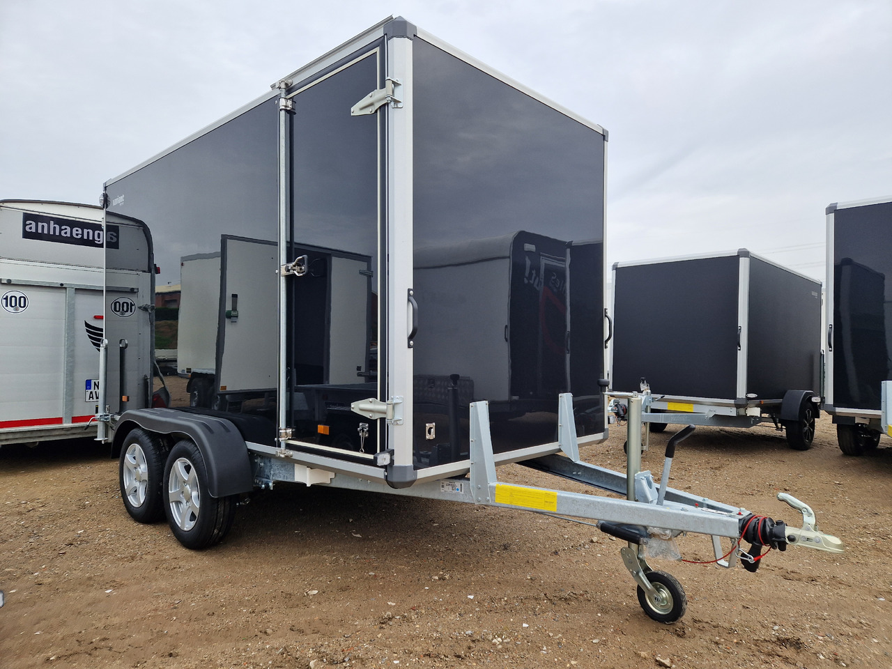 Variant 2517 C4 Edition black 346x168x188cm Seitentür Alufelgen 2500kg 100km/H - Furgoonjärelhaagis: pilt 1 Variant 2517 C4 Edition black 346x168x188cm Seitentür Alufelgen 2500kg 100km/H - Furgoonjärelhaagis: pilt 1