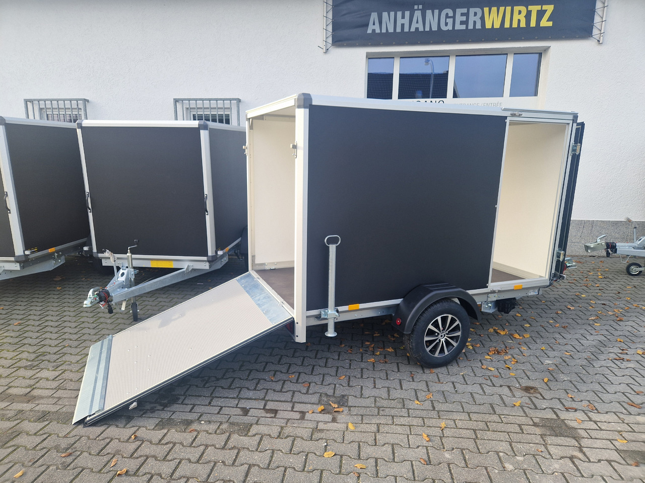 Variant C1315 C2 Edition black 258x148x157cm Aluf. Heckrampe Seitentür 1350kg 100 km/H black deal - Mootorratta haagis: pilt 2 Variant C1315 C2 Edition black 258x148x157cm Aluf. Heckrampe Seitentür 1350kg 100 km/H black deal - Mootorratta haagis: pilt 2