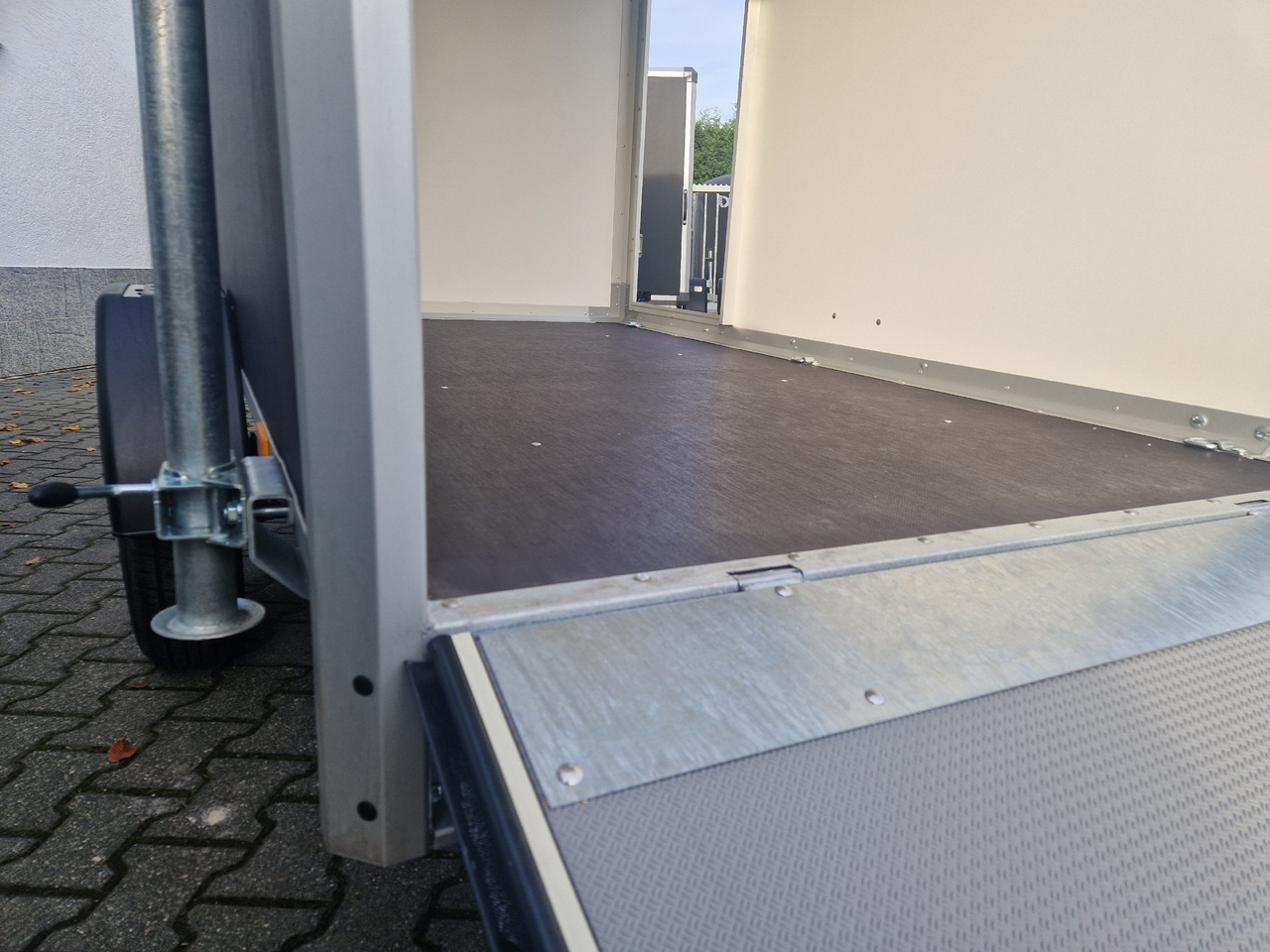 Mootorratta haagis Variant C1315 C2 Edition black 258x148x157cm Aluf. Heckrampe Seitentür 1350kg 100 km/H black deal: pilt 6