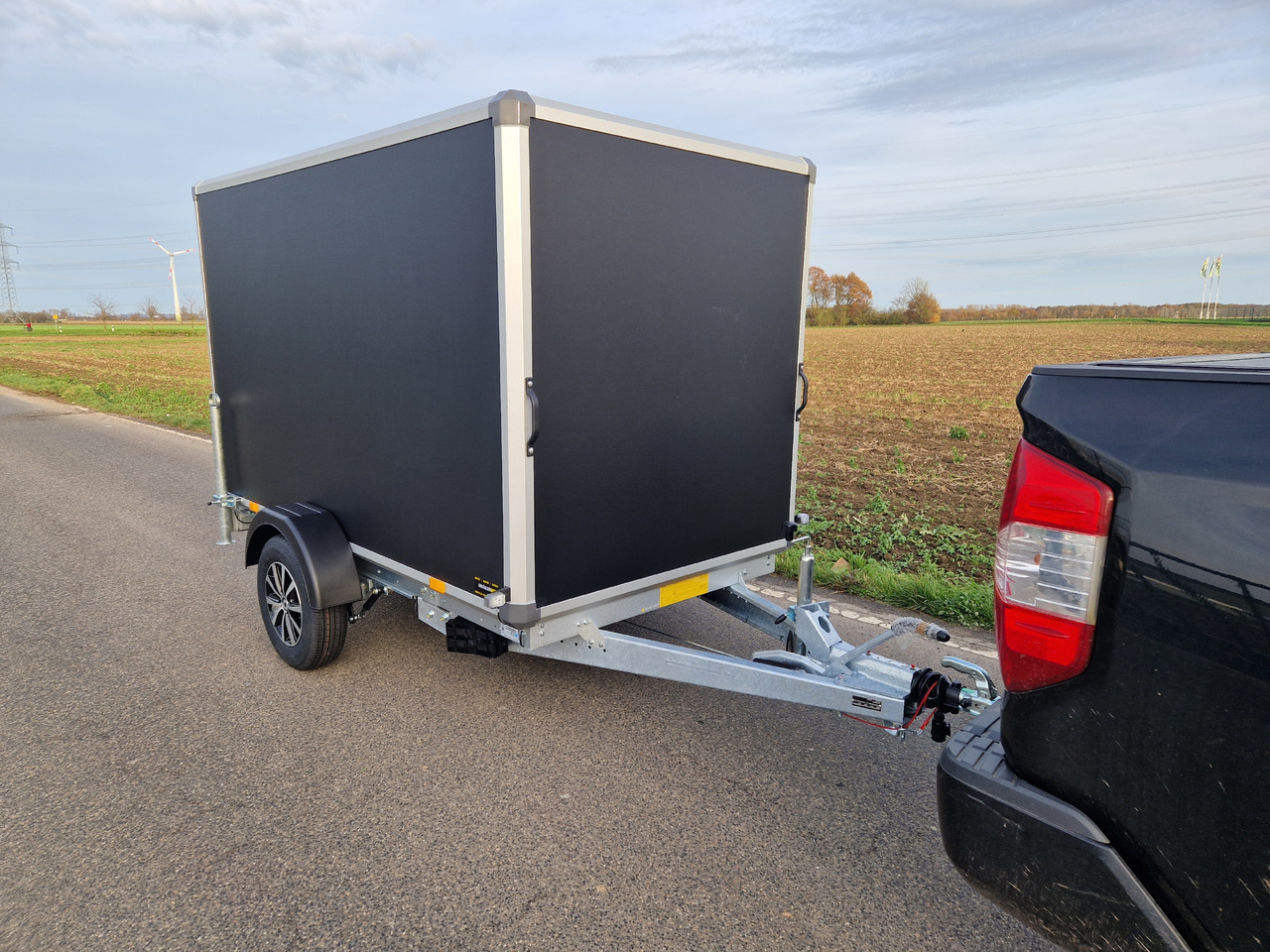 Variant C1315 C2 Edition black 258x148x157cm Alufelgen darkline 1350kg 100km/H 2024 black deal - Furgoonjärelhaagis: pilt 3 Variant C1315 C2 Edition black 258x148x157cm Alufelgen darkline 1350kg 100km/H 2024 black deal - Furgoonjärelhaagis: pilt 3