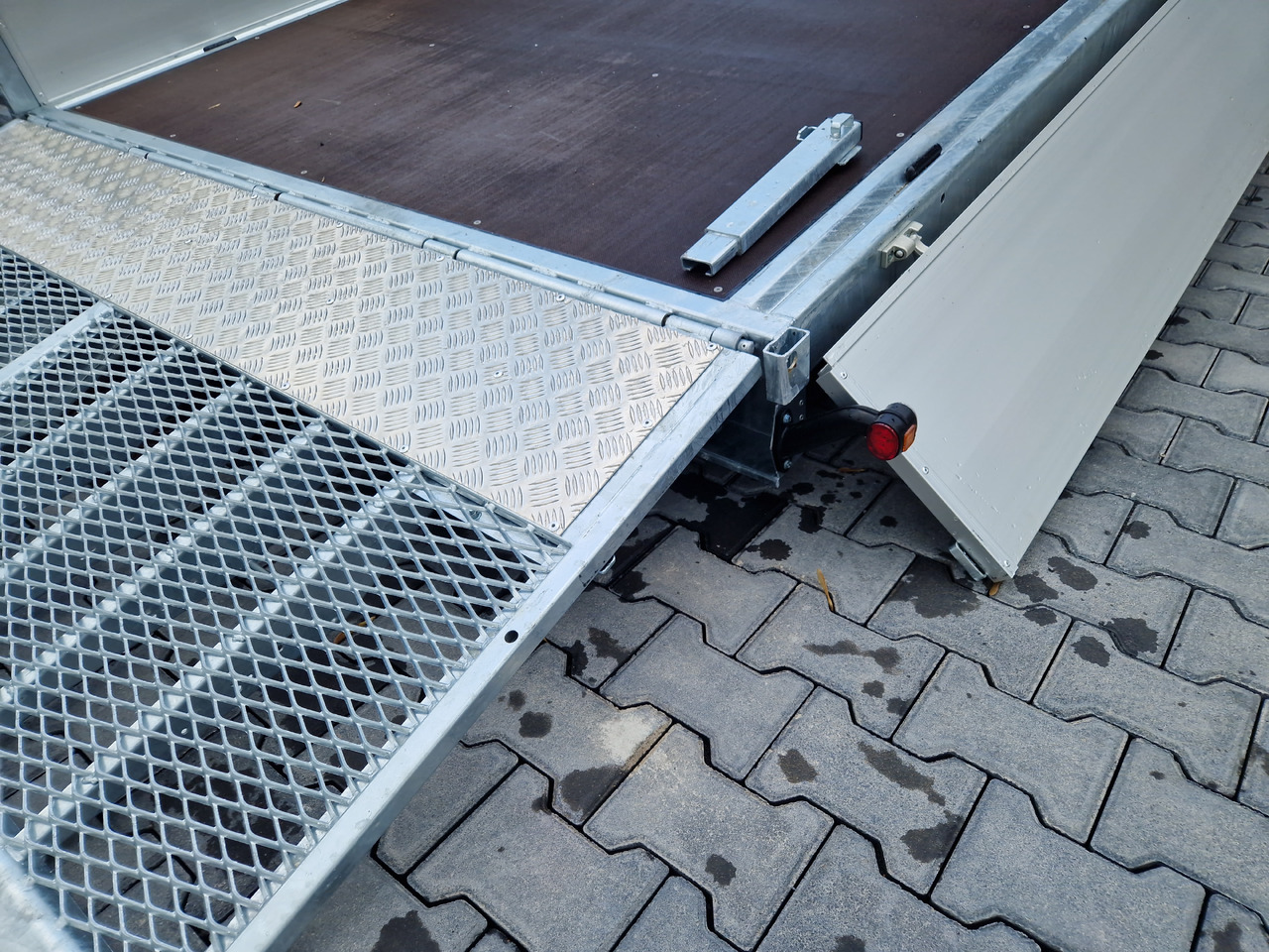 Variant Maschinentransporter 3563 UX Maxi Load 620x210x30cm LED Tridem Parabel black 3500kg - Ehitustehnika haagis: pilt 4 Variant Maschinentransporter 3563 UX Maxi Load 620x210x30cm LED Tridem Parabel black 3500kg - Ehitustehnika haagis: pilt 4