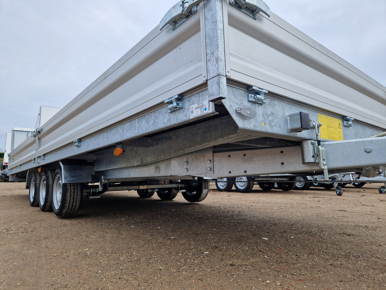 Variant Maschinentransporter 3563 UX Maxi Load 620x210x30cm LED Tridem Parabelfeder 3500kg Modell 24 - Ehitustehnika haagis: pilt 4 Variant Maschinentransporter 3563 UX Maxi Load 620x210x30cm LED Tridem Parabelfeder 3500kg Modell 24 - Ehitustehnika haagis: pilt 4