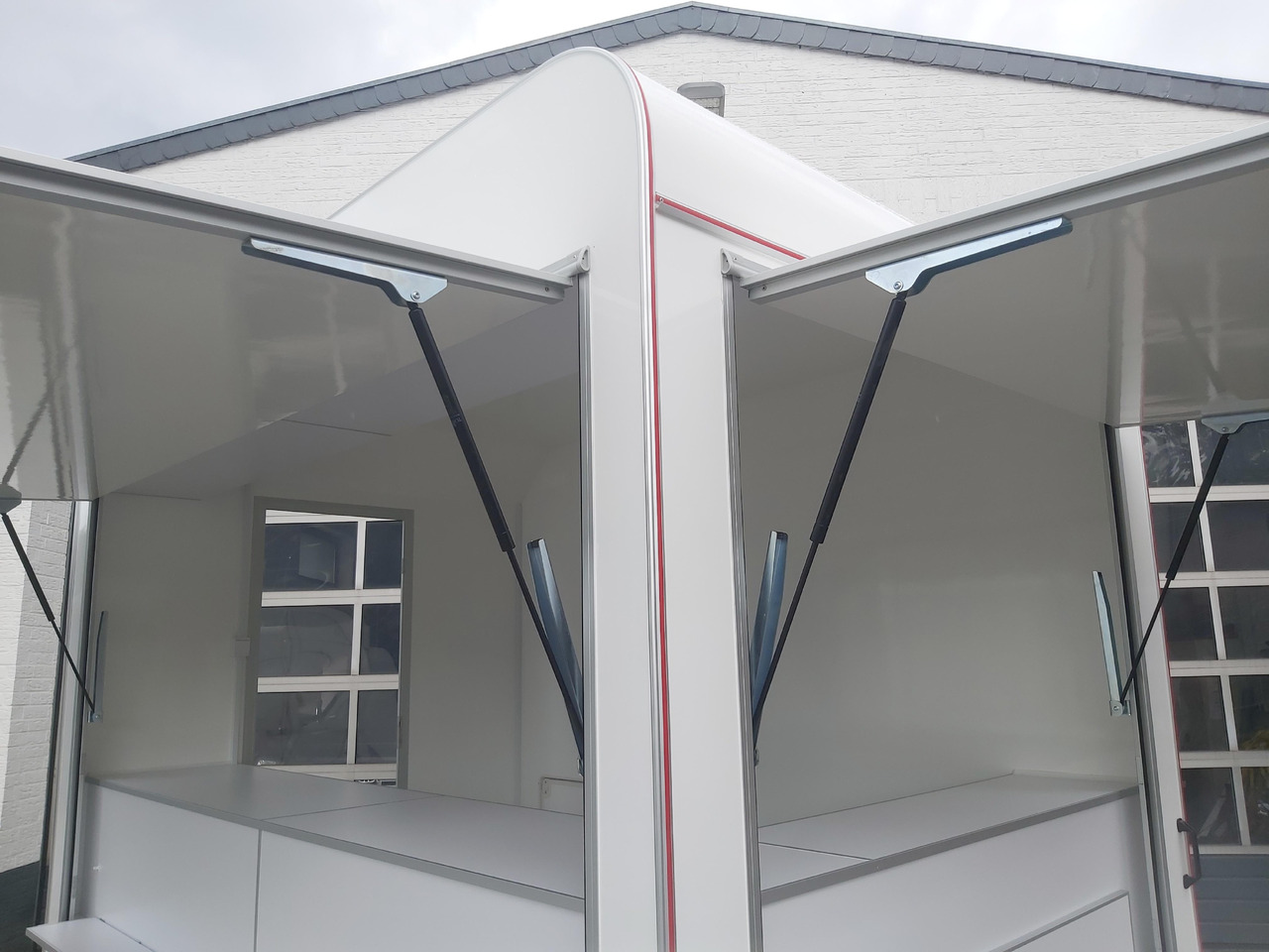 Verkaufsanhänger VK 302 200 aero retro 300cm 2 Verkaufsklappen Multi Theke 230V PVC Boden (M) 1300kg - Toitlustus haagis: pilt 2 Verkaufsanhänger VK 302 200 aero retro 300cm 2 Verkaufsklappen Multi Theke 230V PVC Boden (M) 1300kg - Toitlustus haagis: pilt 2