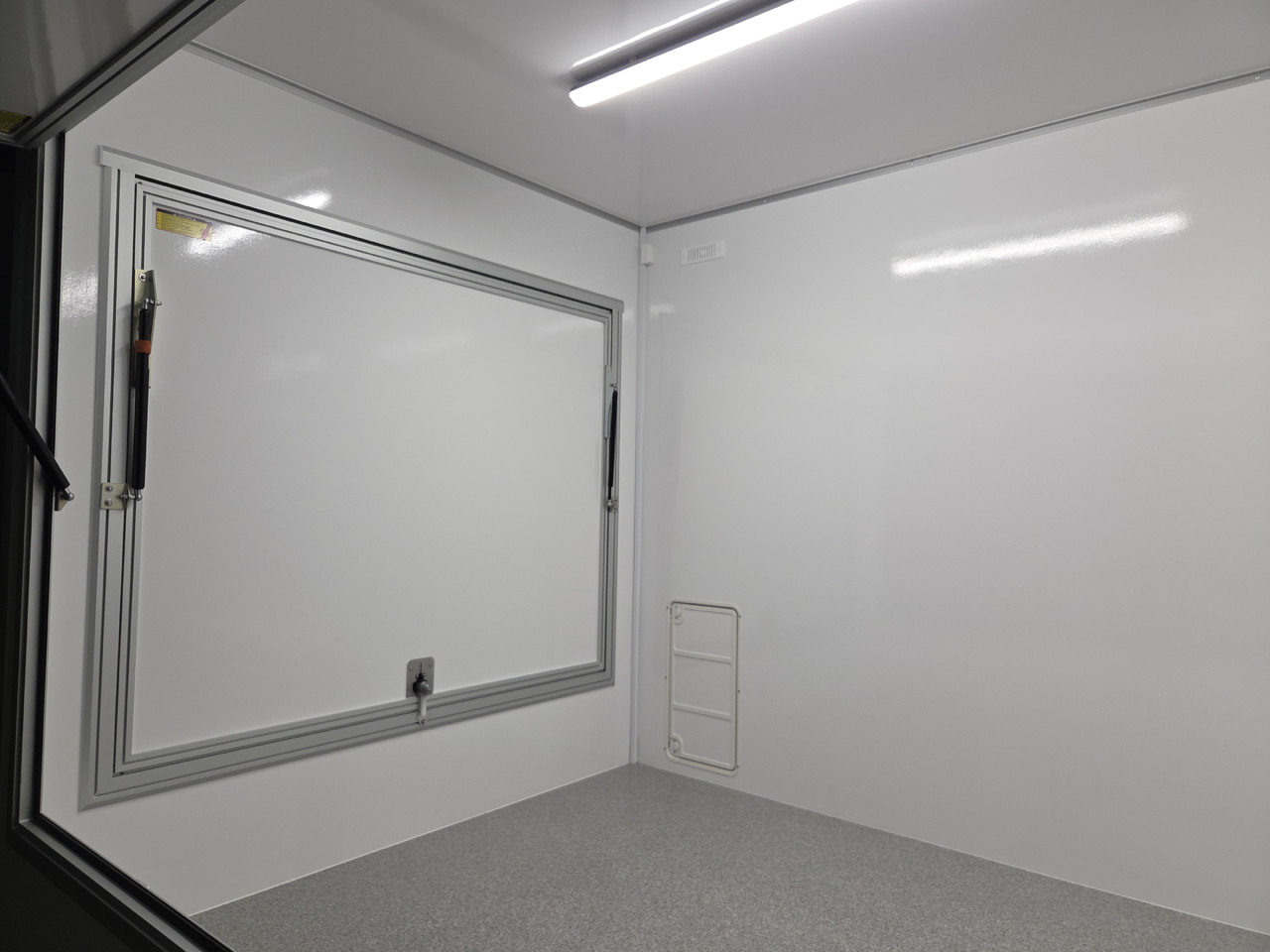 Verkaufsanhänger VKH 623 220 aero retro 620x220x230cm 230V Licht 3000kg - Toitlustus haagis: pilt 5 Verkaufsanhänger VKH 623 220 aero retro 620x220x230cm 230V Licht 3000kg - Toitlustus haagis: pilt 5