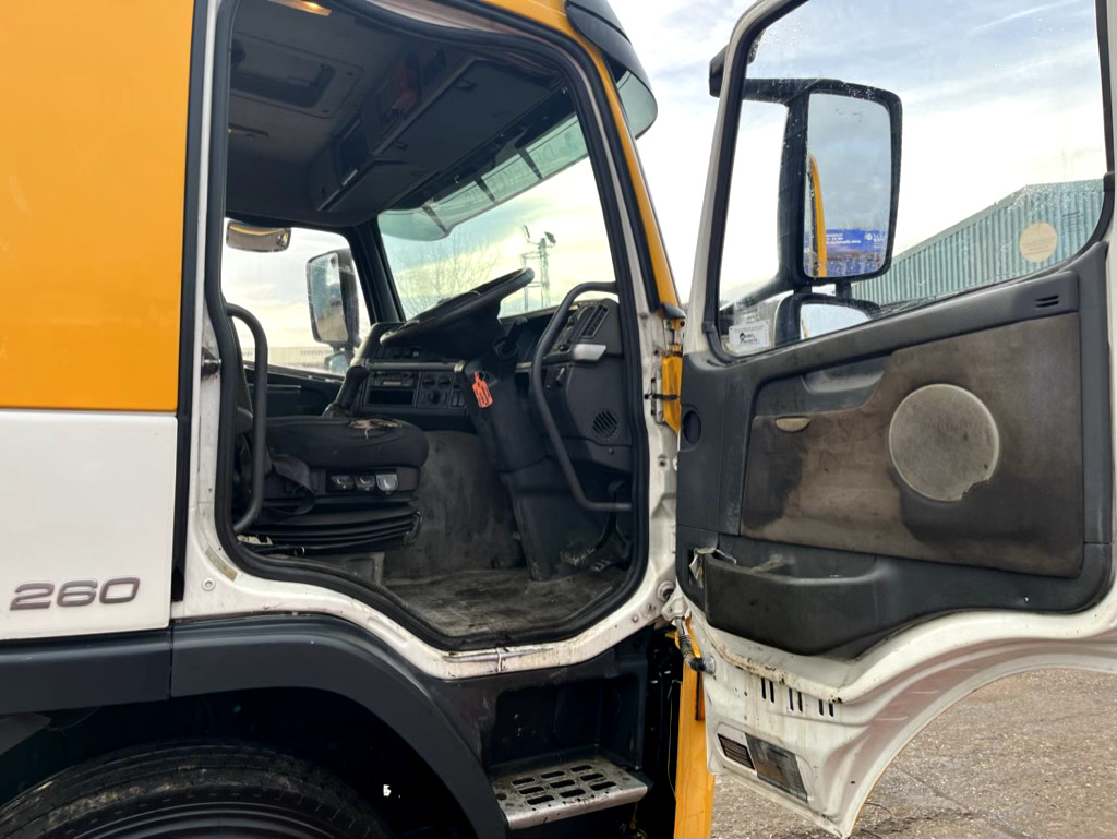 Kabiinišassiiga veoauto VOLVO FM9 260 6X2: pilt 10