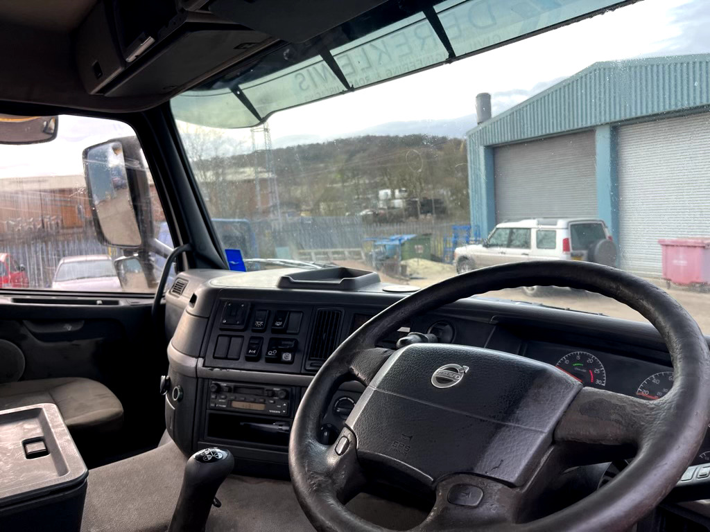 Kabiinišassiiga veoauto VOLVO FM9 260 6X2: pilt 17