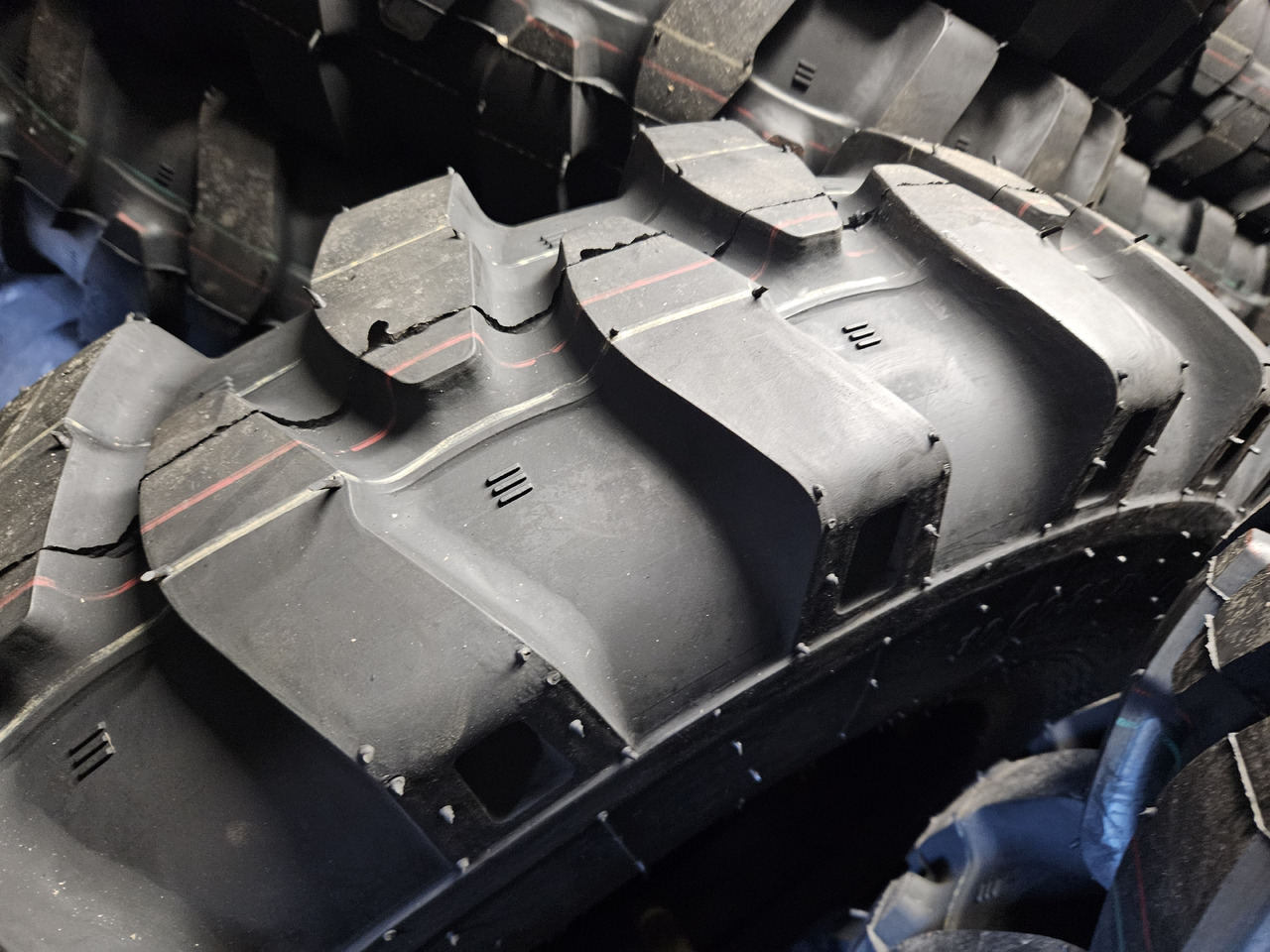 Armour TI300 10.00-20 - Rehv - Ratastel ekskavaator: pilt 5 Armour TI300 10.00-20 - Rehv - Ratastel ekskavaator: pilt 5