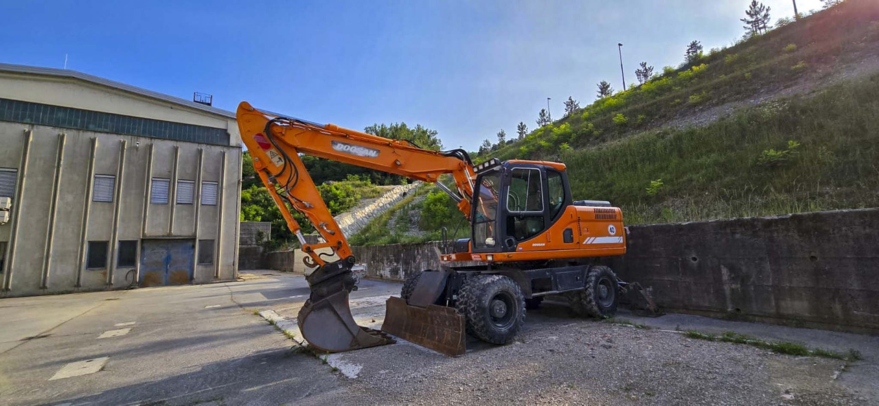 DOOSAN DX160W - Ratastel ekskavaator: pilt 1 DOOSAN DX160W - Ratastel ekskavaator: pilt 1