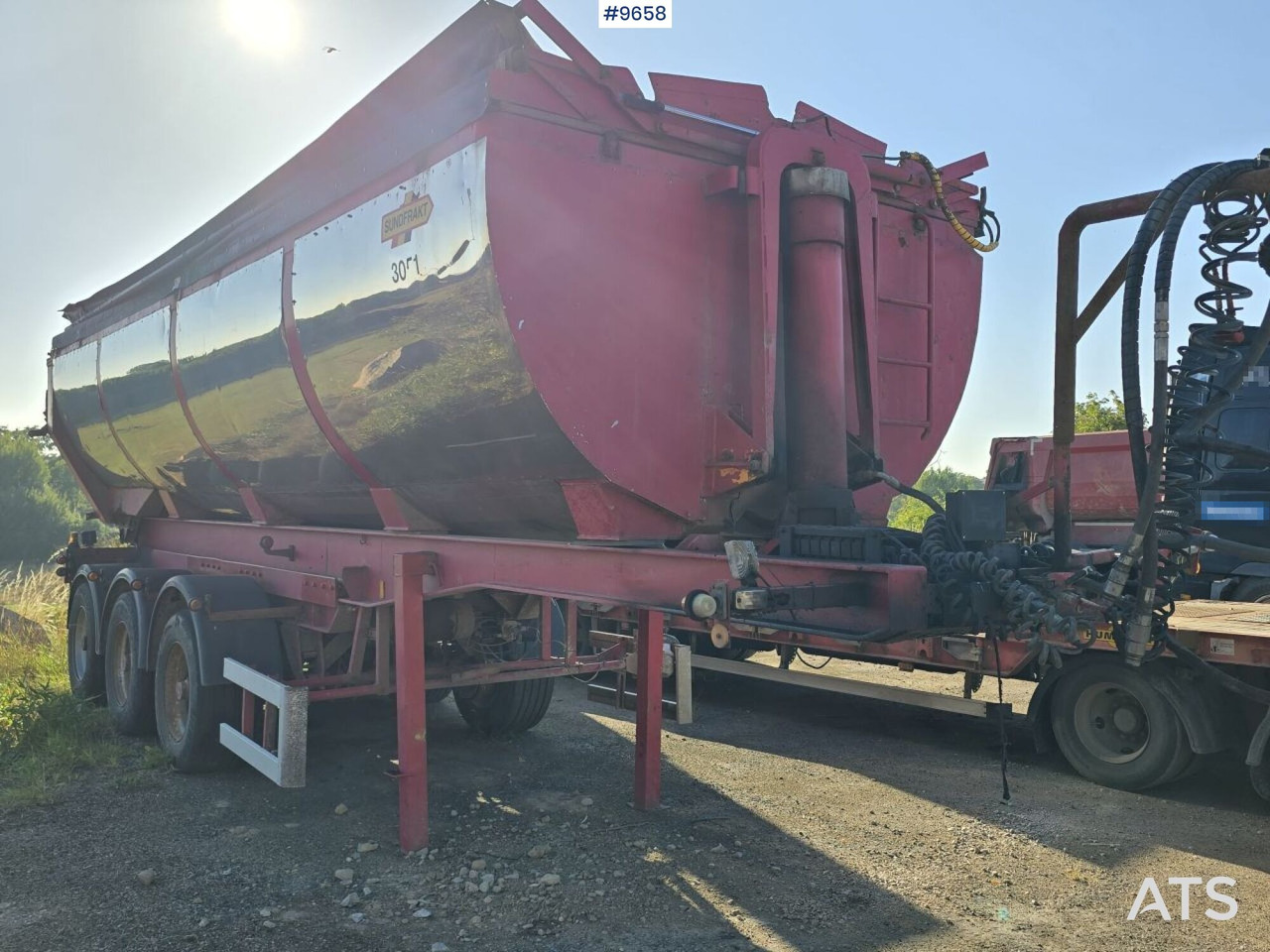 Asphalt trailer Parator STI 17-24 - Kallur-poolhaagis, Asfaldimasin: pilt 2 Asphalt trailer Parator STI 17-24 - Kallur-poolhaagis, Asfaldimasin: pilt 2
