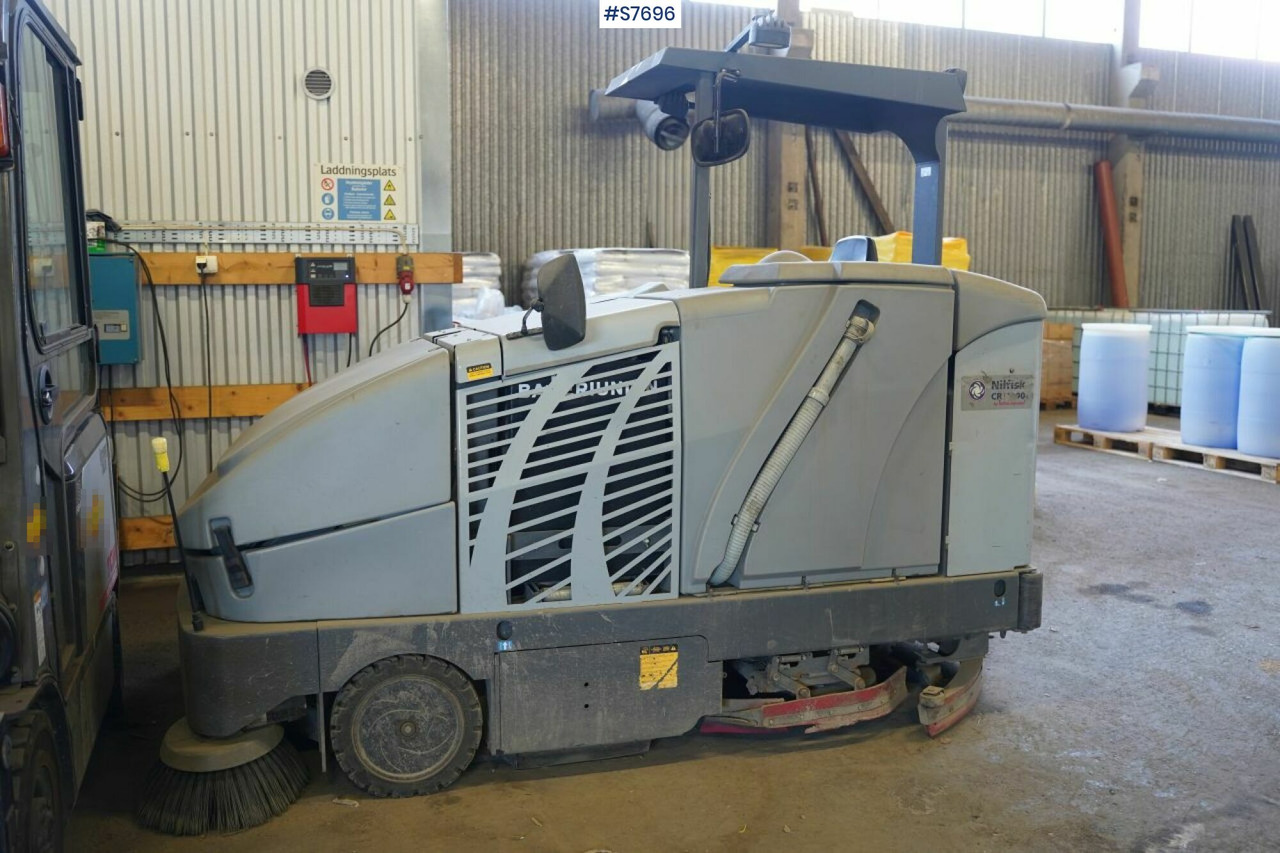 Cleaning machine Nilfisk CR1200 rep.object - Tänavapühkimismasin: pilt 1 Cleaning machine Nilfisk CR1200 rep.object - Tänavapühkimismasin: pilt 1