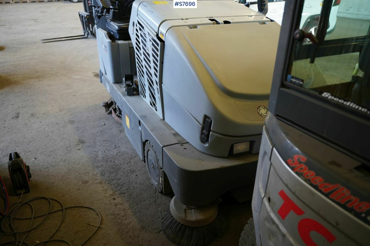 Cleaning machine Nilfisk CR1200 rep.object - Tänavapühkimismasin: pilt 4 Cleaning machine Nilfisk CR1200 rep.object - Tänavapühkimismasin: pilt 4
